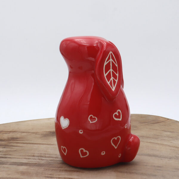Lapin rouge en céramique avec des coeurs
