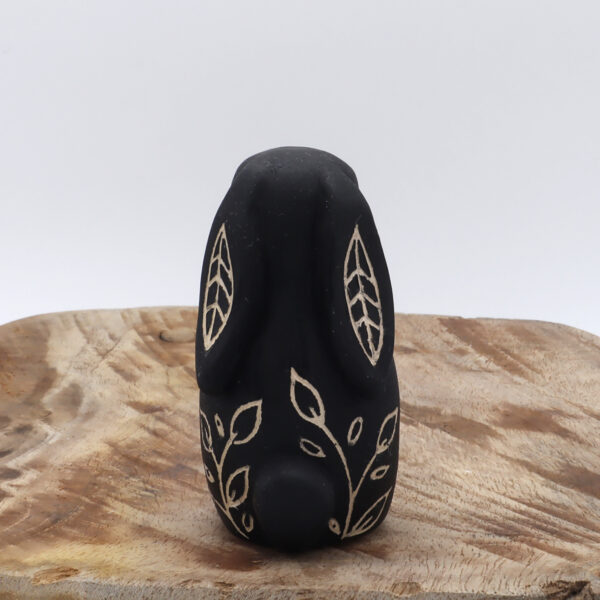 Petit lapin noir ciré en céramique
