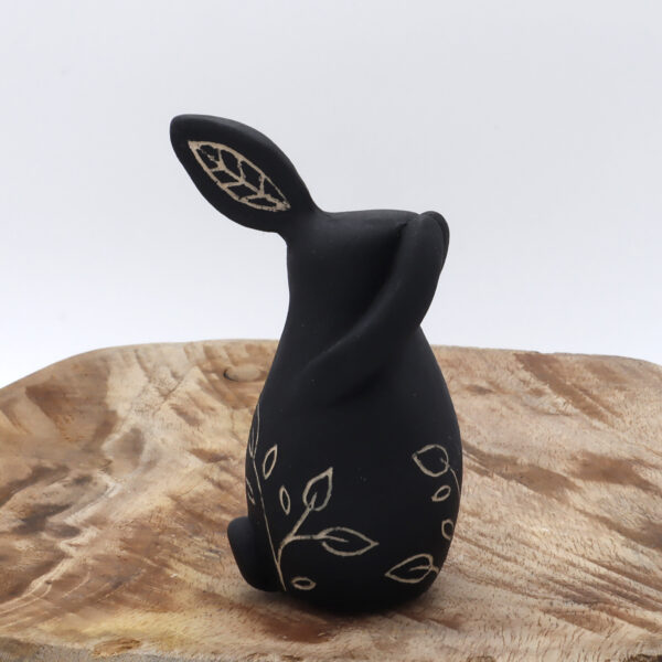 Petit lapin noir ciré en céramique