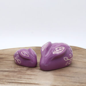 Lapins violets en céramique