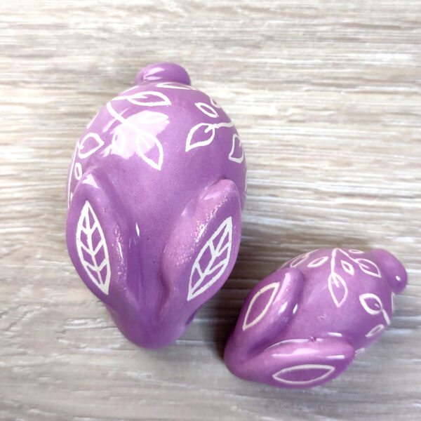 Lapins violets en céramique