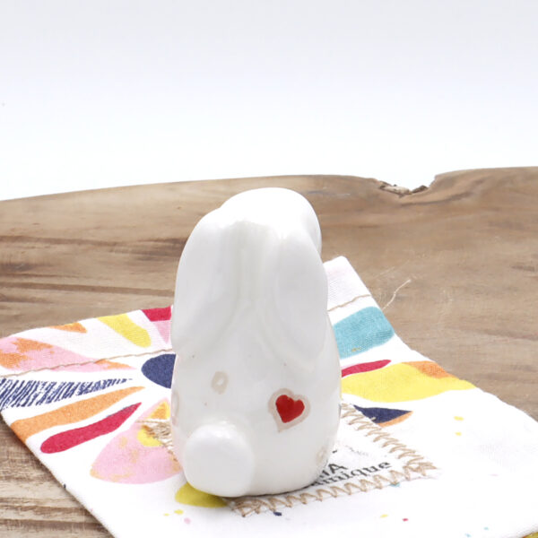 Tout-petit lapin blanc en céramique avec des coeurs