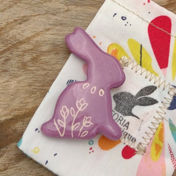 Magnet céramique en forme de lapin violet