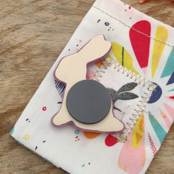 Magnet céramique en forme de lapin violet