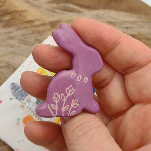Magnet céramique en forme de lapin violet