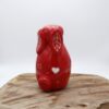 Lapin rouge en céramique avec des coeurs