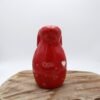 Lapin rouge en céramique avec des coeurs