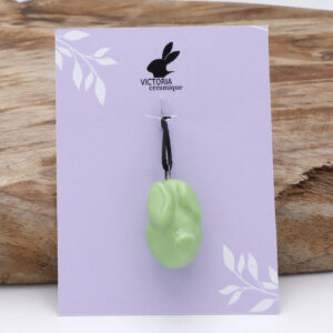 Pendentif vert en céramique en forme de lapin