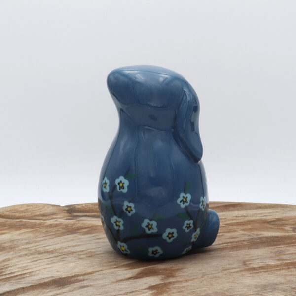 Lapin en céramique bleu avec des fleurs