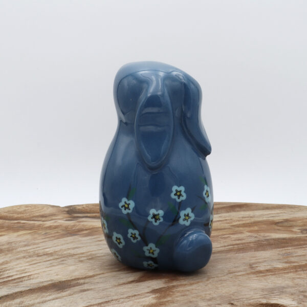 Lapin en céramique bleu avec des fleurs