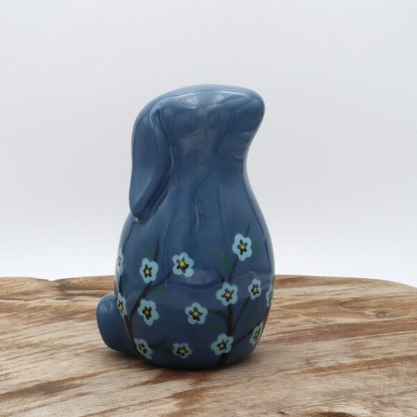 Lapin en céramique bleu avec des fleurs