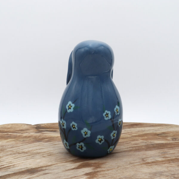 Lapin en céramique bleu avec des fleurs