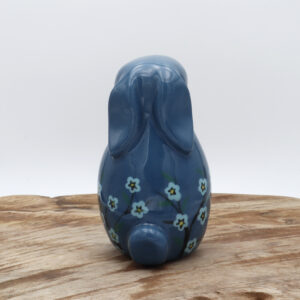 Lapin en céramique bleu avec des fleurs