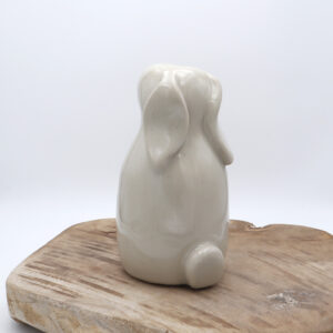 Vase beige brillant en grès en forme de lapin