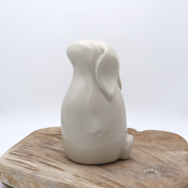 Vase beige brillant en grès en forme de lapin