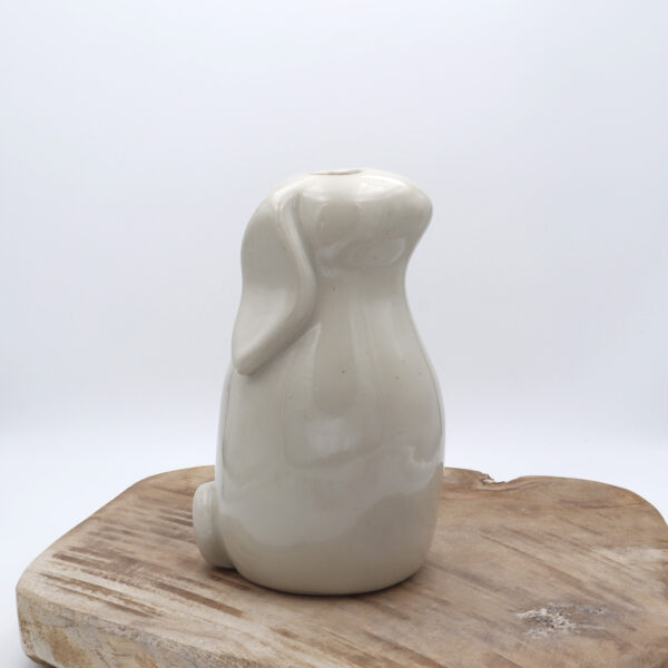Vase beige brillant en grès en forme de lapin