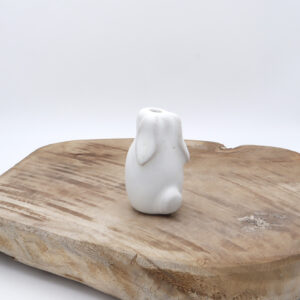 Vase blanc en grès en forme de lapin