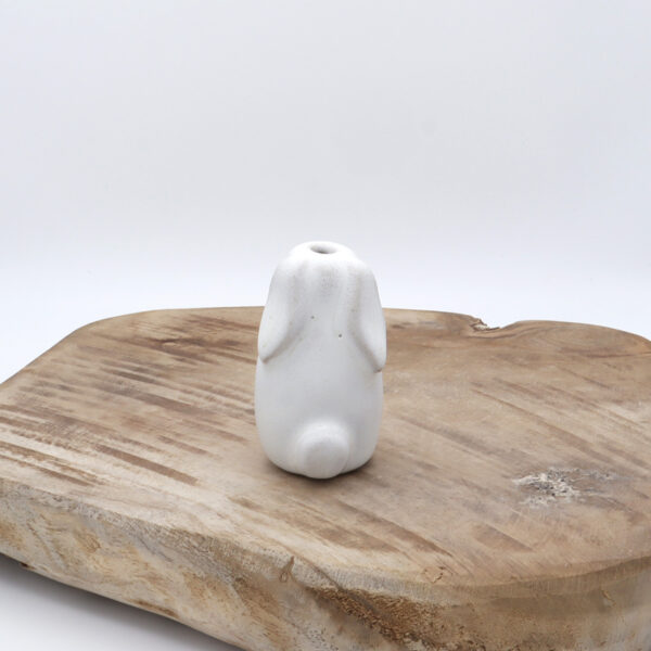 Vase blanc en grès en forme de lapin