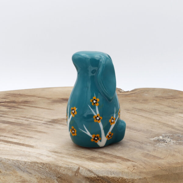 Petit lapin en céramique bleu vert fleuri