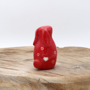 Petit lapin en céramique rouge avec des coeurs