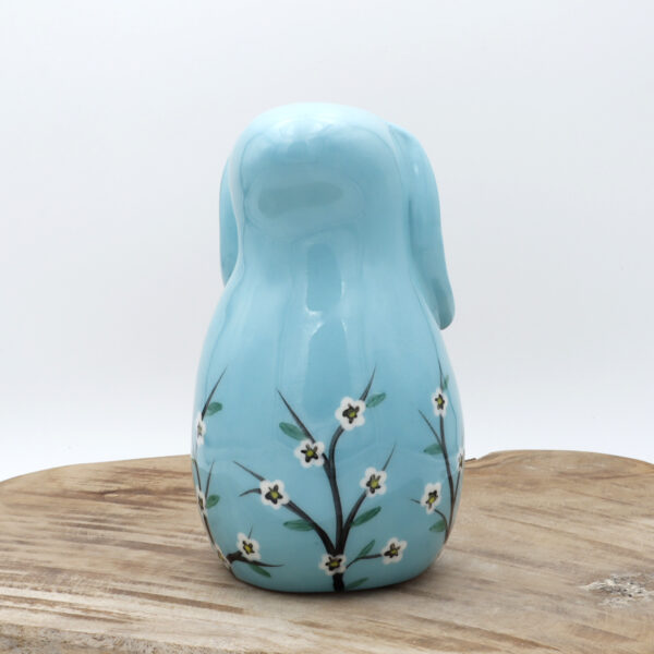 Lapin en céramique bleu fleuri