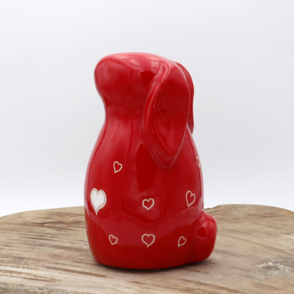 Lapin en céramique rouge avec des coeurs