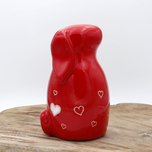 Lapin en céramique rouge avec des coeurs