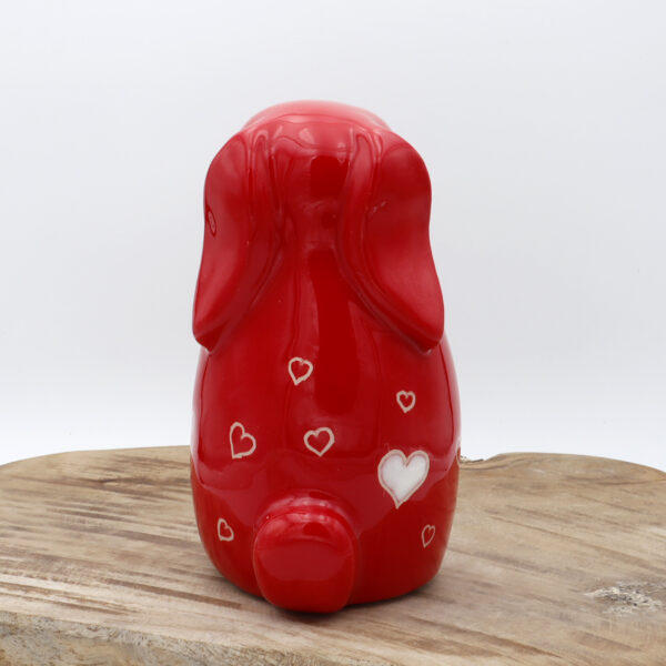 Lapin en céramique rouge avec des coeurs