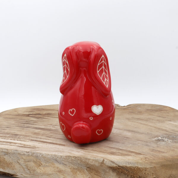 Petit lapin en céramique rouge avec des coeurs