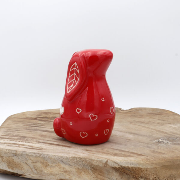 Petit lapin en céramique rouge avec des coeurs