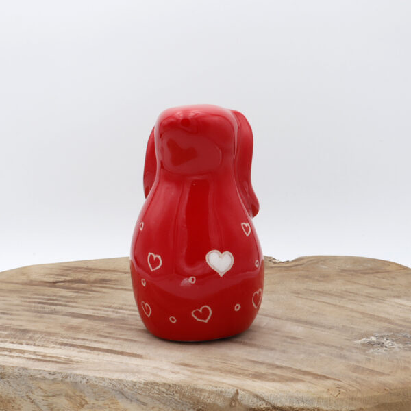 Petit lapin en céramique rouge avec des coeurs