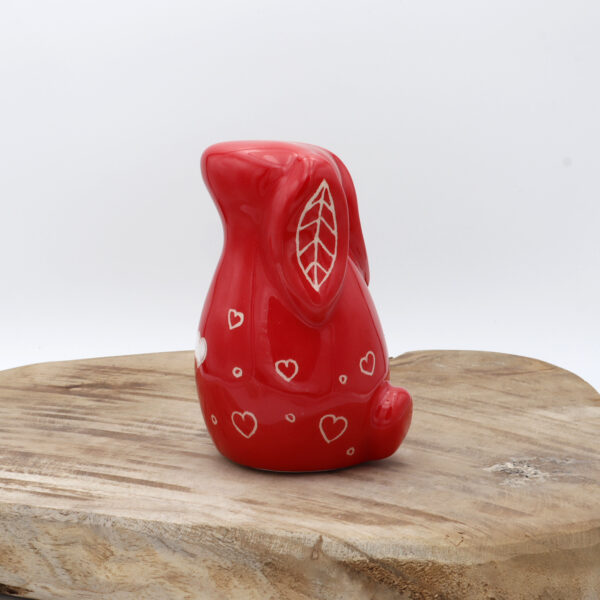 Petit lapin en céramique rouge avec des coeurs