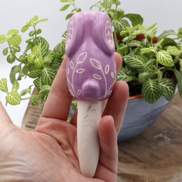 Lapin en céramique lilas à planter pour décorer les plantes