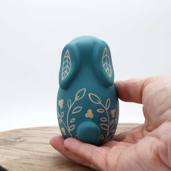 Lapin en céramique bleu ciré