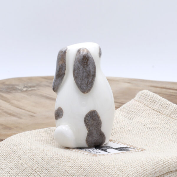 Petit lapin en céramique blanc avec des taches marrons