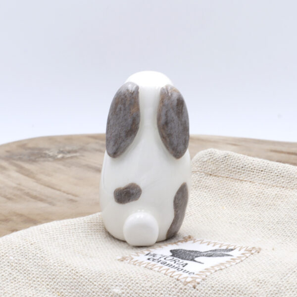 Petit lapin en céramique blanc avec des taches marrons