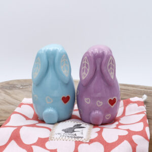 Couple de lapins en céramique bleu et lilas