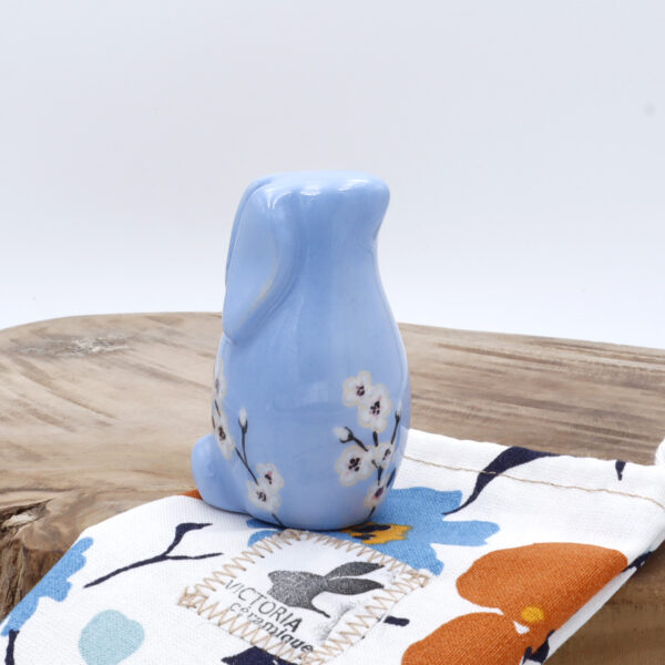 Lapin en céramique bleu clair avec des fleurs