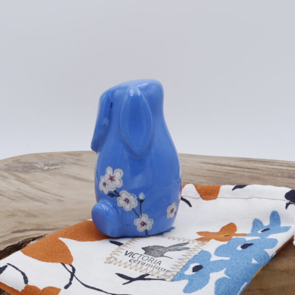 Lapin en céramique bleu avec des fleurs