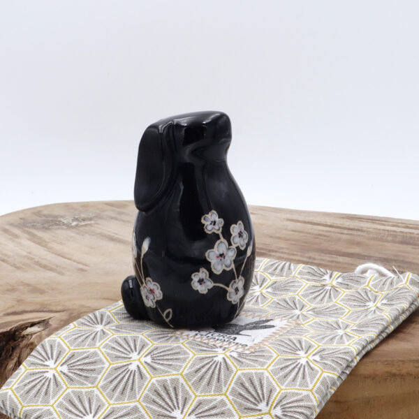 Lapin en céramique noir avec des fleurs