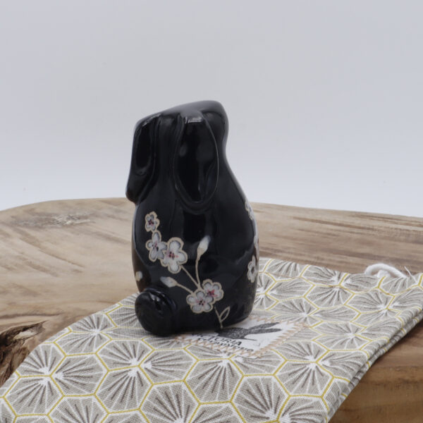 Lapin en céramique noir avec des fleurs