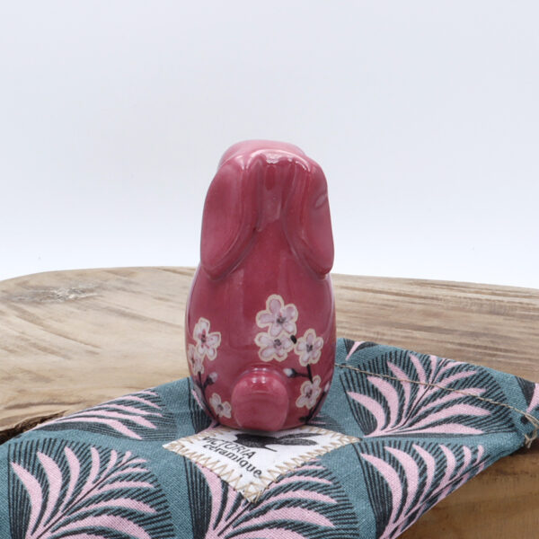Lapin en céramique rose avec des fleurs