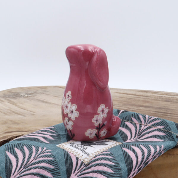 Lapin en céramique rose avec des fleurs