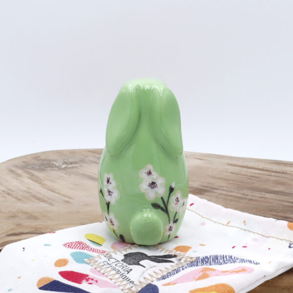 Lapin en céramique vert avec des fleurs