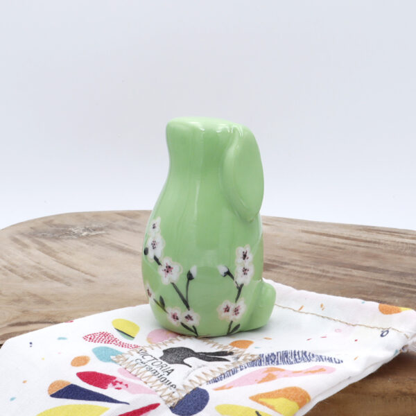 Lapin en céramique vert avec des fleurs