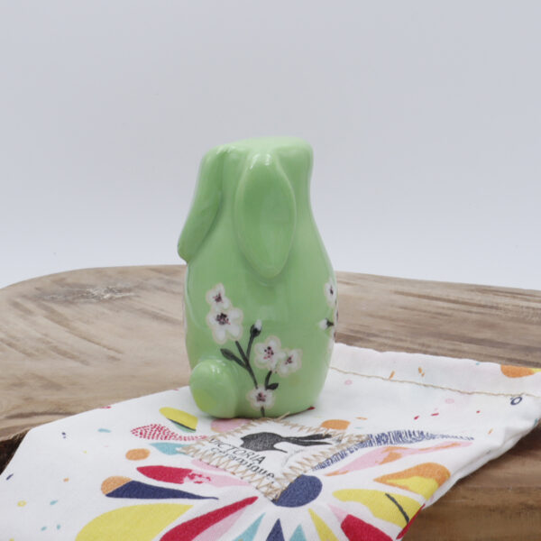 Lapin en céramique vert avec des fleurs