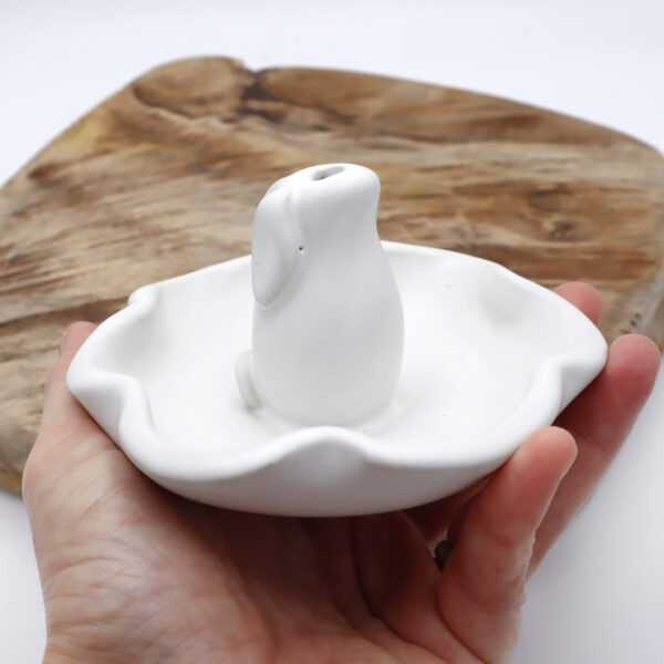 Abreuvoir à oiseaux en céramique blanc mat avec un lapin décoratif