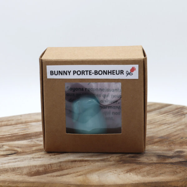 Lapin turquoise en céramique dans une boite en carton accompagné d'une citation