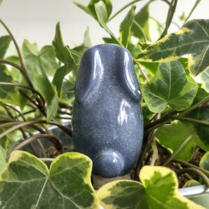 Lapin en céramique bleu à planter