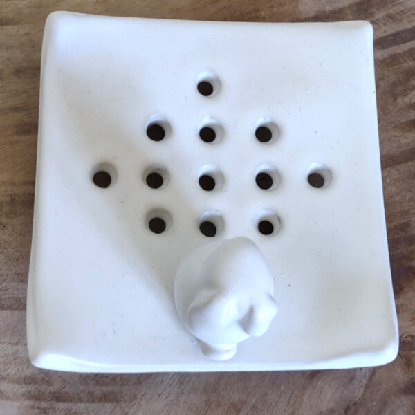 Porte-savon blanc en grès avec un lapin pour décoration